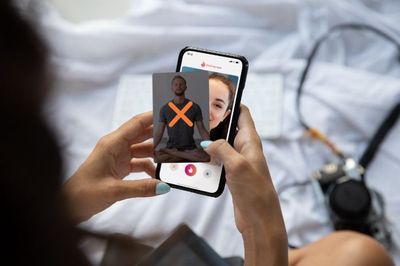 Studi Sebut Kencan Online Dipandang Lebih Negatif Dibandingkan Kencan Secara Langsung