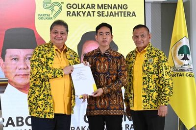 Makna Batik yang Dipakai Gibran Rakabuming Raka saat Diusung Jadi Cawapres Prabowo Subianto