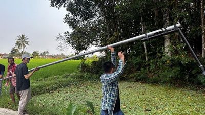 Ganjar Muda Padjajaran Bersama Warga Bergotong Royong Pasang Lampu PJU
