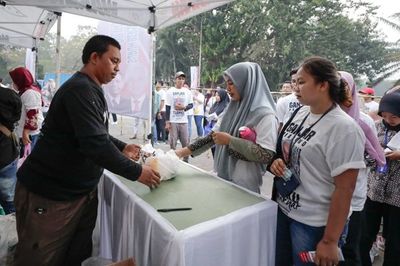 Dorong Kesajahteraan Buruh, Relawan Ganjar Gelar Bazar Murah di Subang