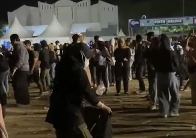Kumpulan Admin Medsos di Ponorogo Turun Tangan Pungut Sampah Usai Gelaran Birukan Langit Indonesia Stage