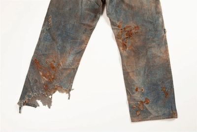 Gak Habis Fikri! Celana Jeans Koyak Ini Laku Seharga Rp1,5 Miliar