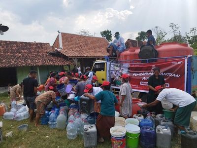 Tunjukkan Kepeduliaan kepada Sesama, Relawan Ganjar Beri Bantuan 30 Ribu Liter Air kepada Warga Grobogan