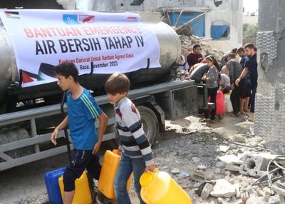 Bantuan 1,5 Juta Liter Air Bersih dari Indonesia Tiba di Gaza, Warga Antusias Tampung Air Usai Kehausan Berhari-hari