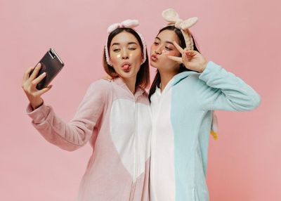 Selfie Ala Korea Jadi Tren Paling Hits di Kalangan Anak Muda, Pakai Aksesoris Lucu Biar Makin Kiyowo
