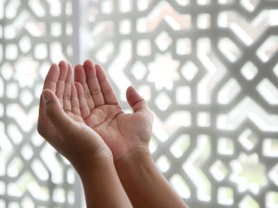Doa Saat Dalam Kesulitan Rezeki: InsyaAllah Dimudahkan dan Berkah