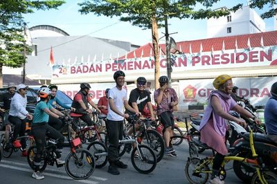 Sambil Berolahraga, Alam Ganjar Diskusi soal Pembangunan Manusia Unggul Bersama Komunitas Sepeda Makassar