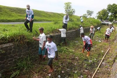 Jelang Musim Tanam, Petebu Ganjar Bantu Petani Jombang Normalisasi Saluran Irigasi