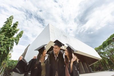 17 Ucapan Wisuda untuk Sahabat yang Bikin Haru Sekaligus Ngakak