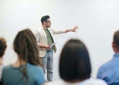 4 Penampilan Gesture yang Baik Dalam Publik Speaking