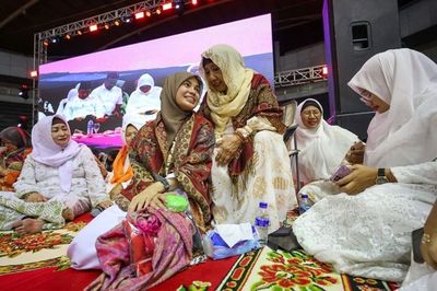 Air Doa Nyai Ainur Rohmah untuk Atikoh di Pengajian Akbar Surabaya