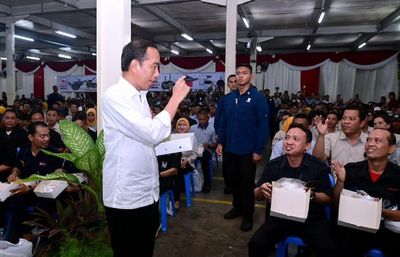 Presiden Jokowi Makan Siang Bareng Karyawan Pabrik PT Maspion Unit I Sidoarjo, Lahap dengan Lauk Sederhana