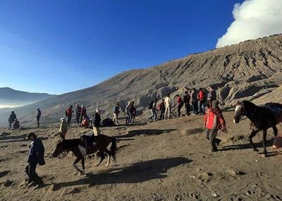 Sedih ! Wisatawan di Gunung Bromo Membludak Tetapi Ojek Kuda dan Pedangan Souvenir Sepi