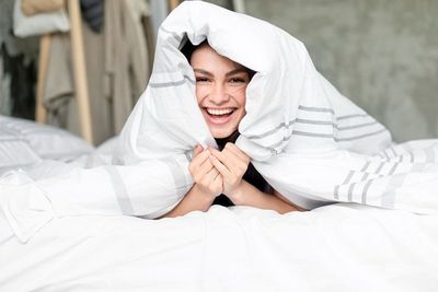 5 Zodiak yang Lebih Suka di Rumah daripada Jalan-Jalan