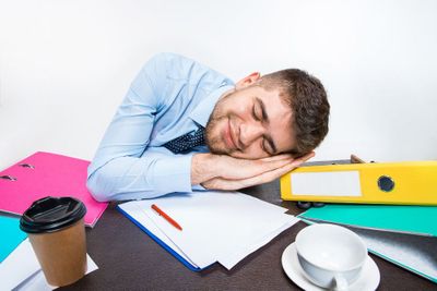 Kebiasaan Borrowed Happiness, Kebahagiaan Instan yang Bikin Menyesal di Kemudian Hari