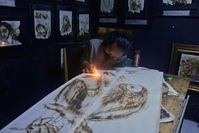 Dari Rokok dan Kopi, Pemuda di Bekasi Terinspirasi Buat Lukisan Dengan Teknik Bakar
