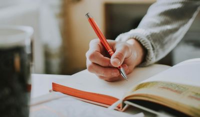 Puisi adalah: Pengertian, Ciri, Unsur, Struktur, dan Jenis-jenisnya