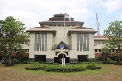 Besar Pasak Daripada Tiang, Buat ITB Gencar Tagih UKT Mahasiswa Hingga Sarankan Pakai Pinjol