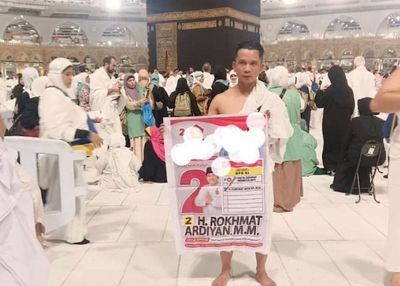 Viral Pria ini Kampanye di Depan Ka bah Bawa Baliho, Netizen Pada Istigfar