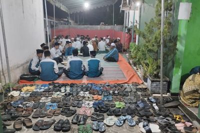 Momen Unik Sandal Tamu Undangan Tertata Rapi di Hajatan Tasyakuran Pernikahan Warga Sumenep