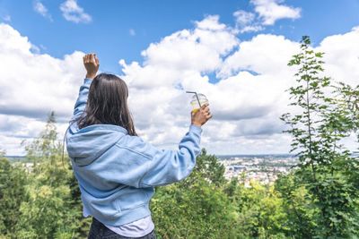 Sky Gazing, Aktivitas Mengamati Warna hingga Pola Gerak Awan di Langit Bisa Kurangi Stres Lho!