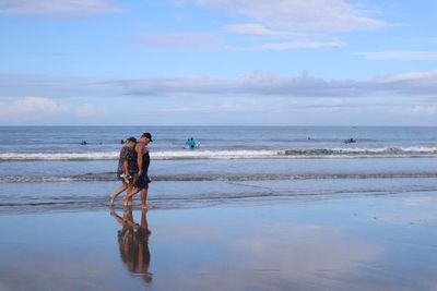 Ini Alasan Penumpang Pesawat yang Transit di Bali Pilih Singgah di Pantai Kuta