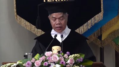 Kisah Haru Anak Penjual Gula Jawa Raih Gelar Profesor, Minta Maaf ke Adik yang Tak Lanjut Sekolah Demi Biayai Kuliahnya