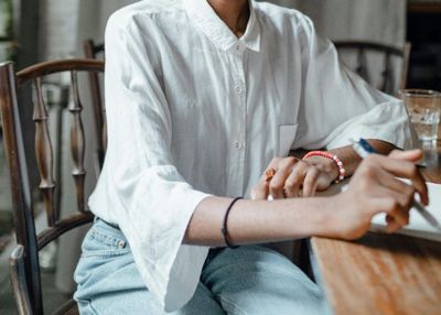 5 Cara Merawat dan Mencuci Pakaian Berwarna Putih agar Tidak Rusak