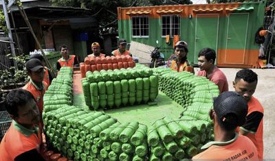Dari Sampah Plastik Botol Jadi Perahu: Kreasi Petugas UPS Duren Sawit yang Menginspirasi