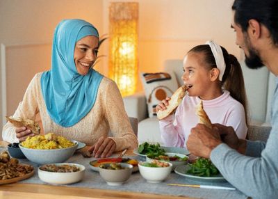 Bolehkah Mengonsumsi Makanan Berat Saat Buka Puasa? Begini Penjelasannya!
