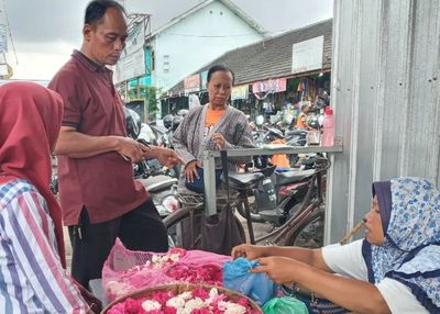 Tradisi Sadranan di Sleman dan Menjamurnya Pedagang Bunga Mawar Tabur Sambut Ramadan 2024