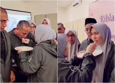 Momen Menggugah Hati Saat Seorang Ibu Suapi 10 Anaknya yang Sudah Dewasa, Bikin Warganet Terharu
