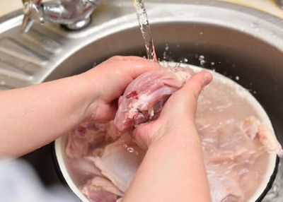 Sudah Jadi Kebiasaan, Ternyata Cuci Daging Sebelum Dimasak Tidak Disarankan Lho! Ini Alasannya
