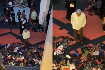 Viral Momen Kocak Bapak-bapak Cari Sandal Usai Salat di Masjid