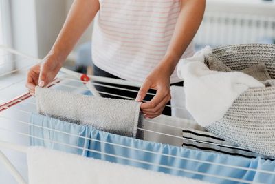 5 Cara Mudah Agar Pakaian Bebas Bau Apek dan Tetap Harum