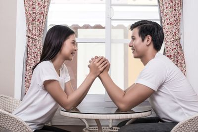 Kata-Kata Minta Maaf ke Pacar Ini Bikin Hati Luluh