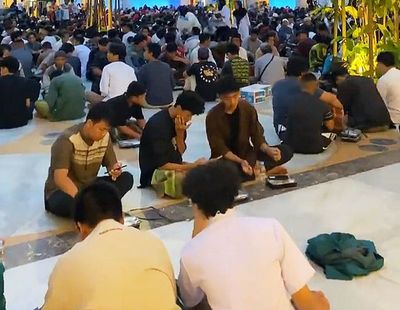 Potret Antusiasnya Warga Berbuka Puasa di Masjid Raya Sheikh Zayed Solo