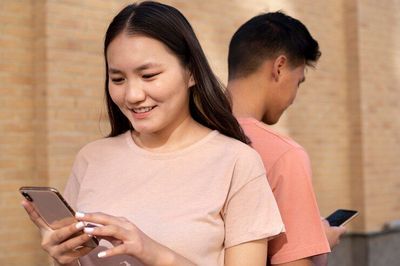 Jangan Senang Dulu, Ternyata Perhatian Berlebihan di Awal Hubungan Bisa Jadi Tanda Love Bombing Lho!