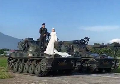 Bukan Cuma Prajurit, Warga Sipil Ternyata Juga Bisa Prewedding Pakai Tank TNI