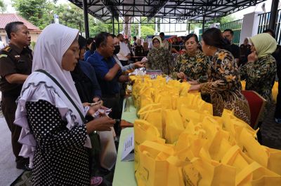 Berbagi di Bulan Penuh Berkah, Kejati DIY Bagikan Sembako Murah hingga Ludes Terjual