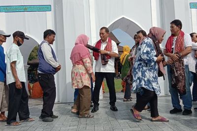 Aksi Peduli Kagama Solo Bagikan Ratusan Sarung Gratis Jelang Lebaran, Warga Merasa Senang