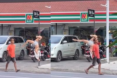 Bule Ini Lakukan Pole Dance di Tiang Pinggir Jalan, Netizen Salfok Sama Mas Cuekin