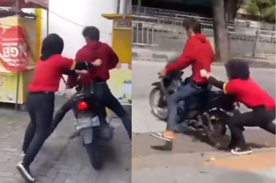 Viral! Pegawai Alfamart Berusaha Menahan Si Pencuri Sampai Terseret Motor