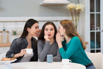 6 Shio Ini Dikenal Suka Gosip dan Kepo Berita Heboh, Salah Satunya Kamu?
