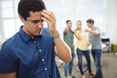 7 Cara Mengatasi Orang yang Suka Ikut Campur Urusan Orang Lain, Terapkan Ini Biar Nggak Risih!