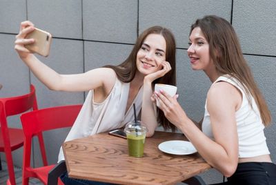 Kenapa Banyak Orang Suka Nongkrong Tapi Nggak Ngobrol?
