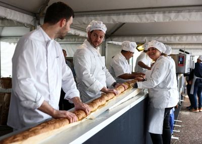 Viral! Para Pembuat Roti Prancis Bikin Baguette Terpanjang di Dunia Mengalahkan Italia