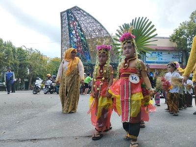 Parade Pengantin Cilik Meriahkan Tan-pangantan di Sumenep, Kecil-kecil Jadi Manten?