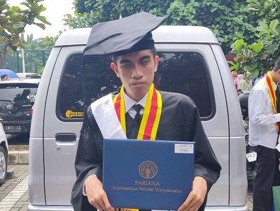 Cerita Bayu Aji Firmansyah Mahasiswa Difabel Tuna Netra dari UNY Lulus Cumlaude