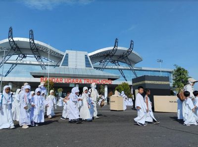 Menggemaskan! Ratusan Murid PAUD Sumenep Antusias Ikuti Simulasi Manasik Haji di Bandara Trunojoyo